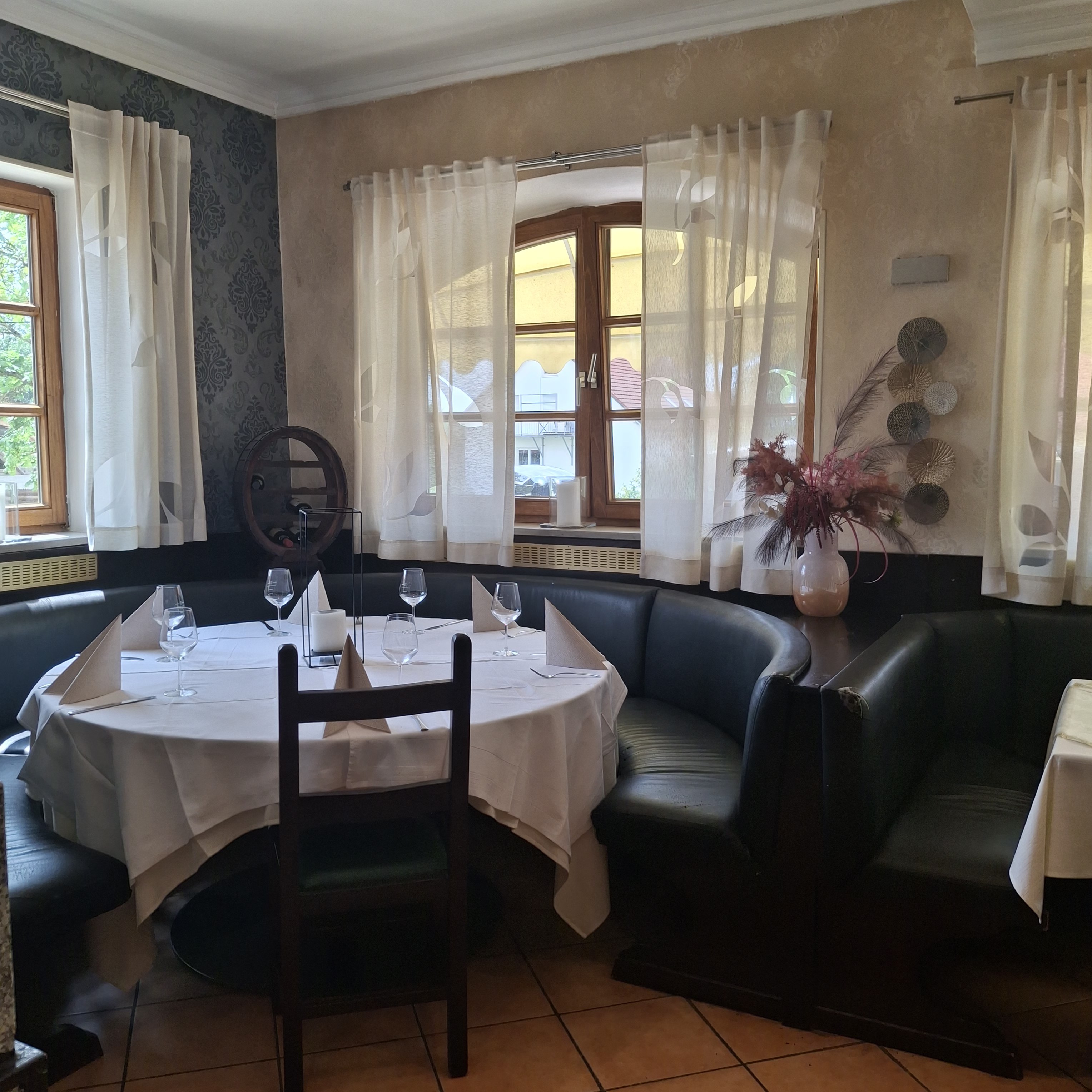 Runde Sitzecke im Piazza Italia